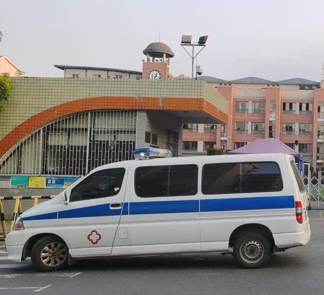 义安救护车出租护送骨折病人一公里多少钱